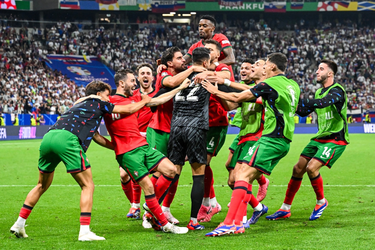 葡萄牙队翻盘瑞典队，奥恰洛夫高光表现