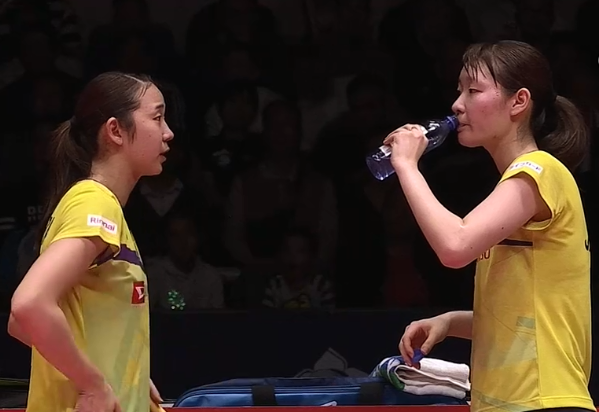 日本队完胜中国队，黄鸭组合统治全场