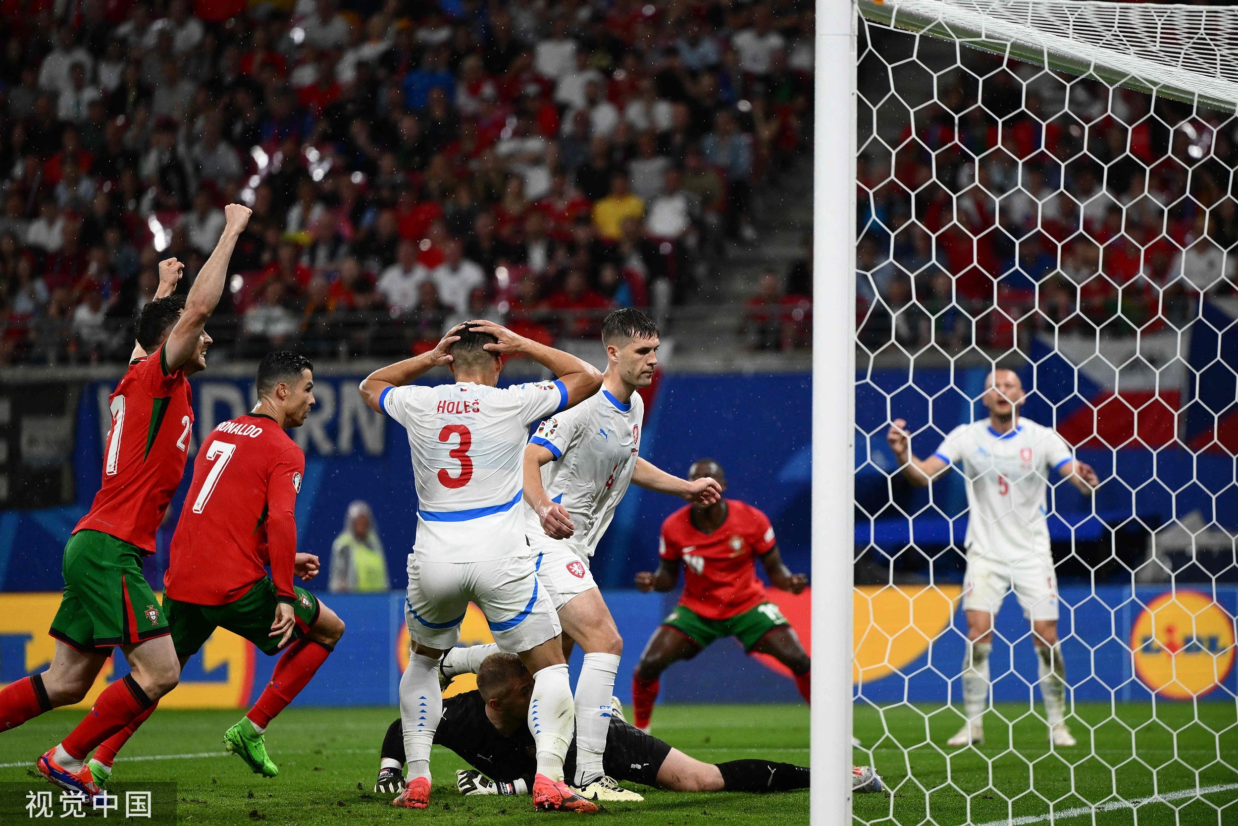 葡萄牙队在客场力克卢森堡,赢得比赛 葡萄牙队在客场力克卢森堡,赢得比赛