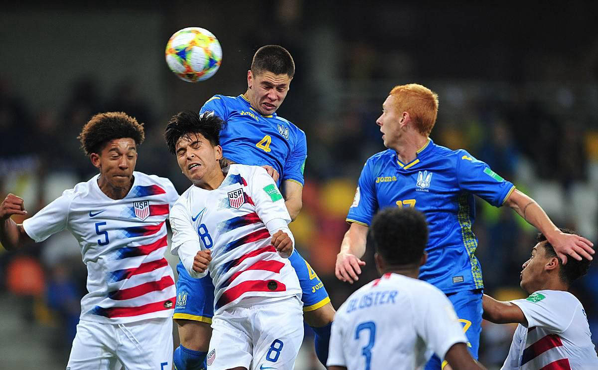 荷兰国家队夺得惊险胜利晋级